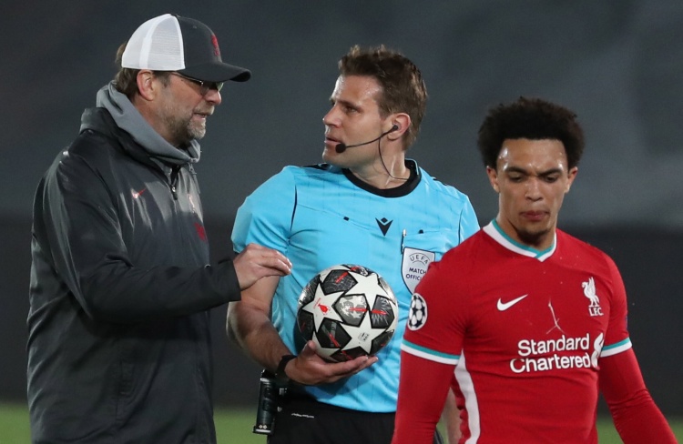 欧冠淘汰赛附加赛首回合｜ 本季第3次头部现划痕 瓜帅怒斥球队多次遭逆转